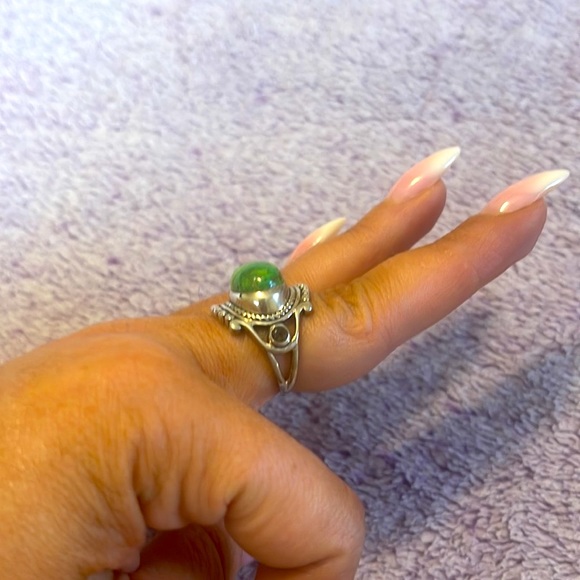 ✨Beautiful Green Mohave turquoise ring ✨ - Picture 2 of 3
